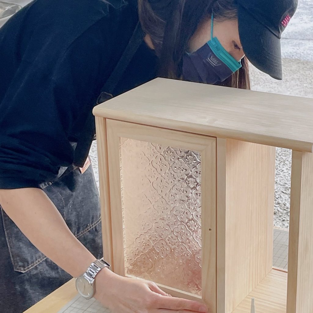 學員組裝海棠花玻璃小木櫃