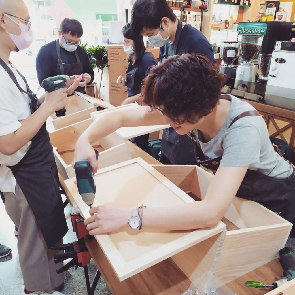 到咖啡店現場帶課，學員一起用電鑽組裝櫃體