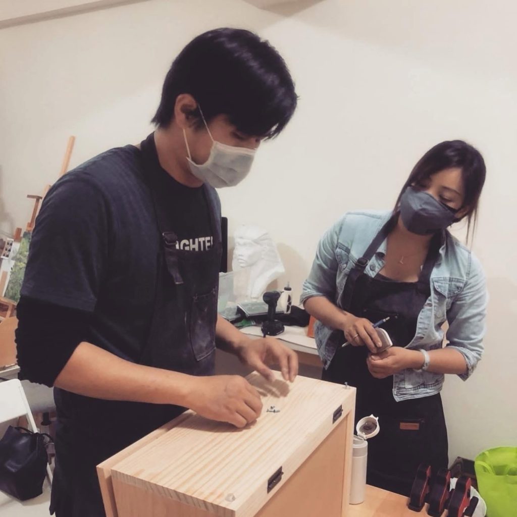 兩人一組互相幫忙組裝