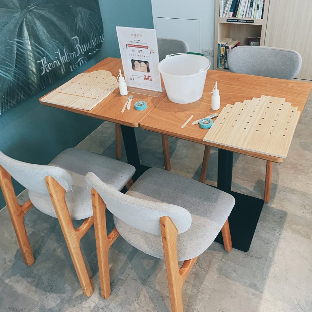 層板收納 DIY 活動的桌面配置