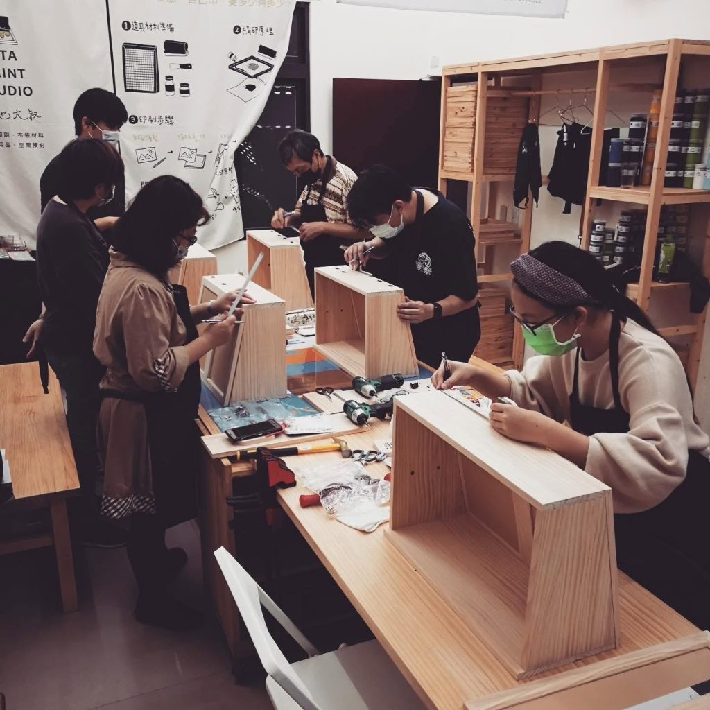 在工作室包場，一組人完成實木古道具櫃