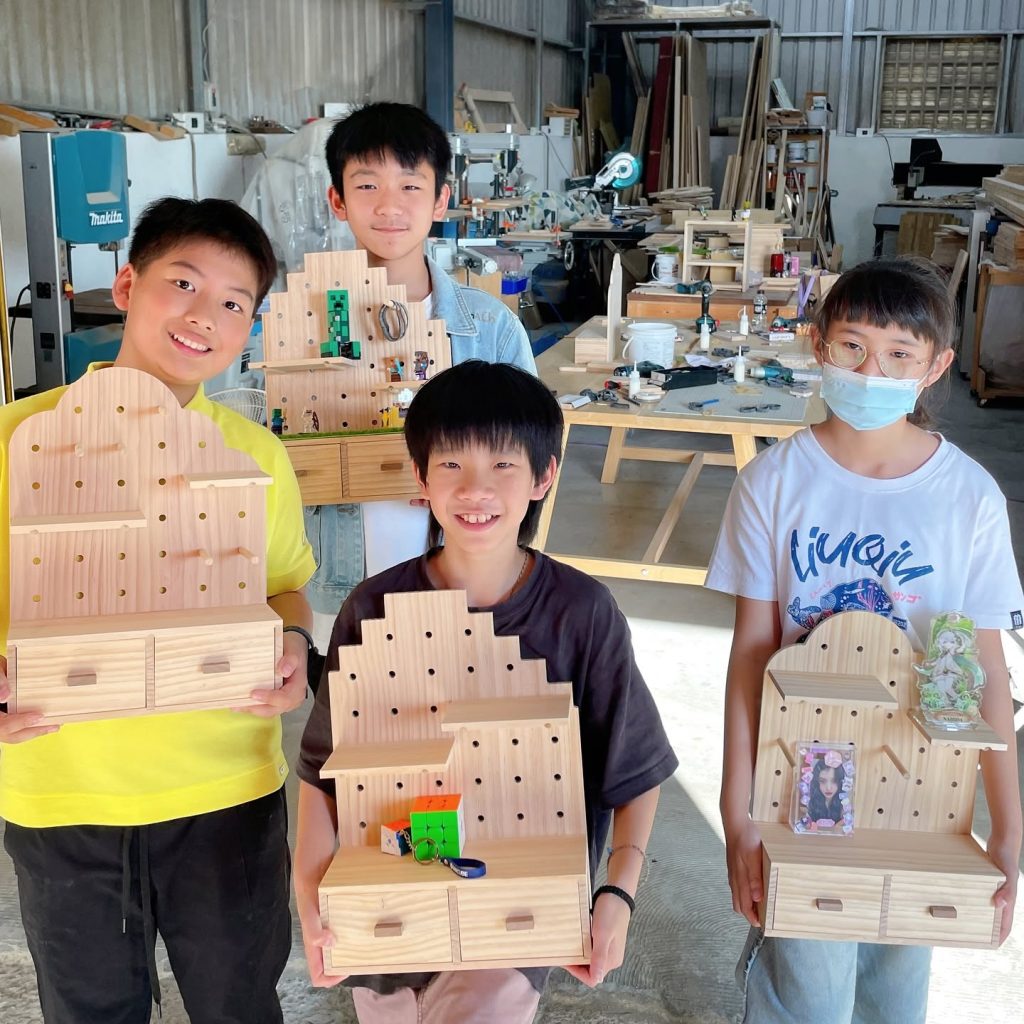 完成作品後一起合照