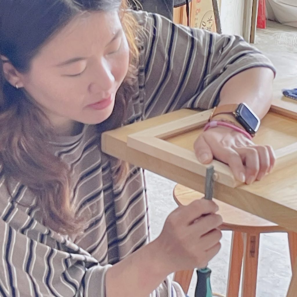 學員用工具修整木製相框