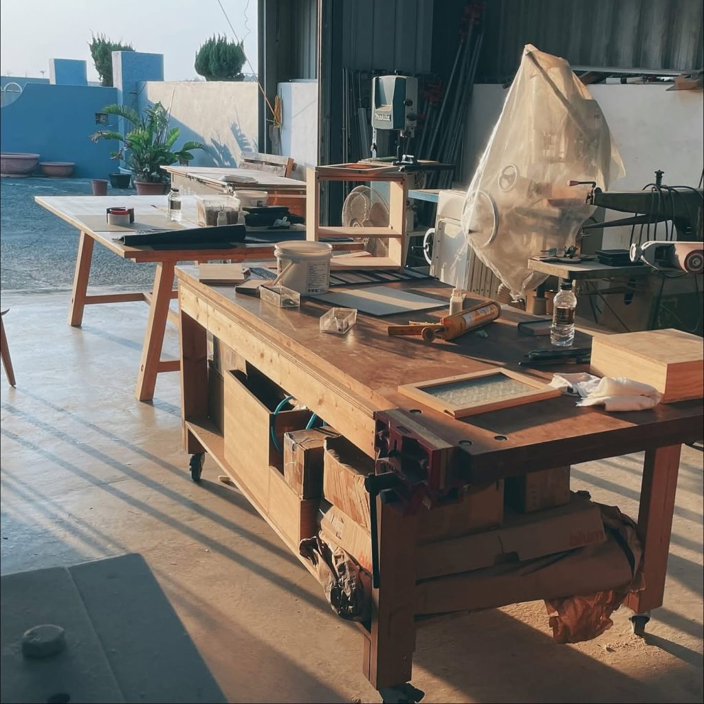 夕陽下的雲手木工廠工作台
